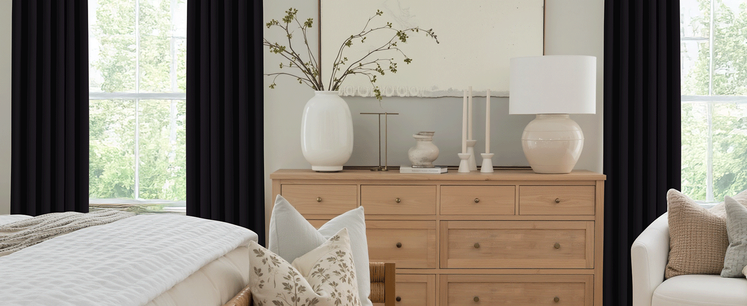 Intérieur lumineux du salon avec commode en bois naturel. rideaux blancs et vases décoratifs. Les grandes fenêtres fournissent un éclairage naturel.