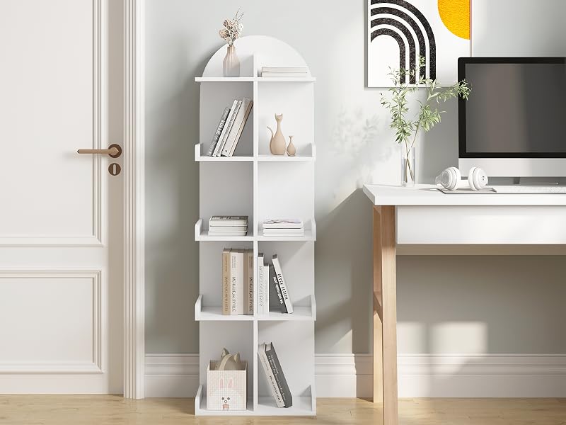 Libreria verticale bianca con 4 scomparti cubici, che espone libri e oggetti decorativi.