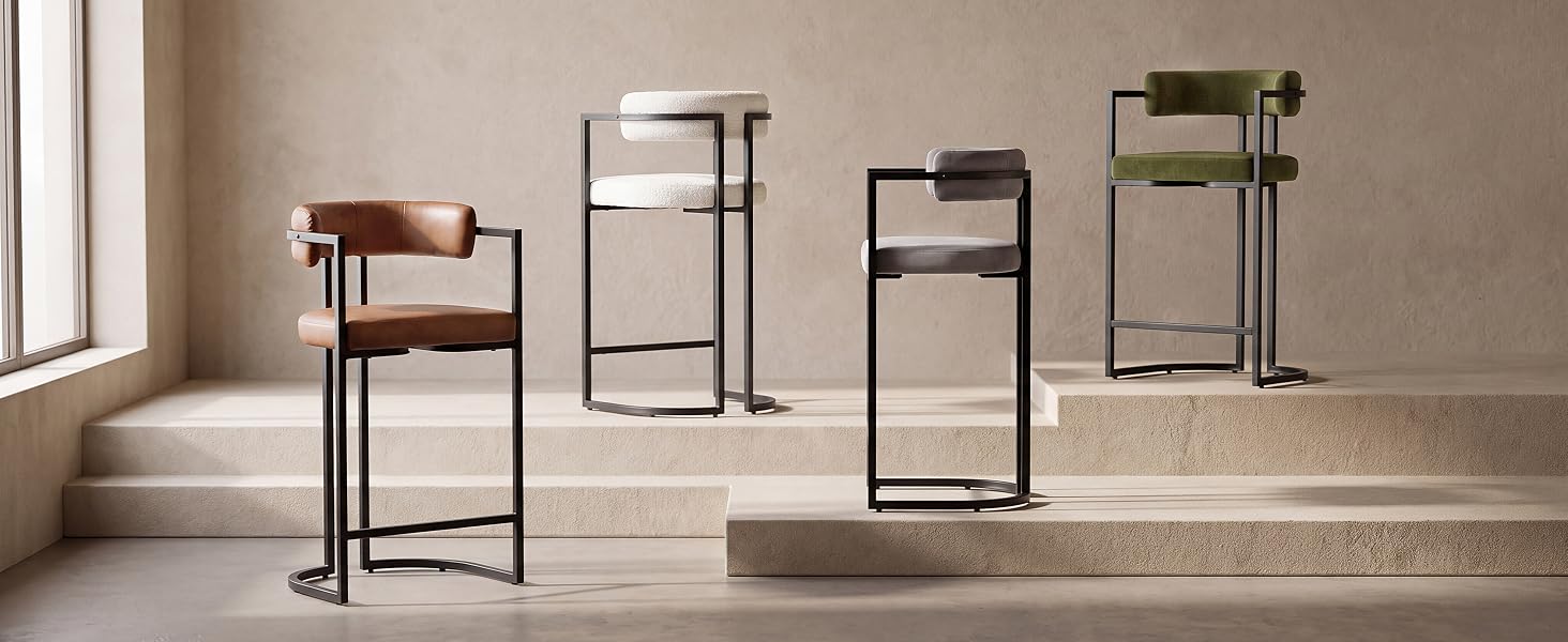 Présentoir intérieur de la pièce présentant quatre meubles à ossature métallique noire : une petite table d'appoint, un grand support pour plantes, une étagère moyenne et une étagère de rangement plus grande sur un sol et un mur de couleur beige neutre.