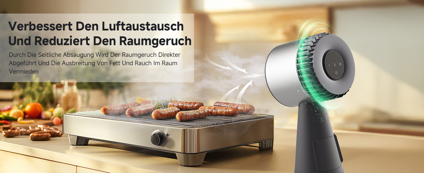 Tragbarer Ventilator neben dem Elektrogrill mit Lebensmitteln. Laut deutschem Text verbessert es den Luftaustausch und reduziert den Raumgeruch.