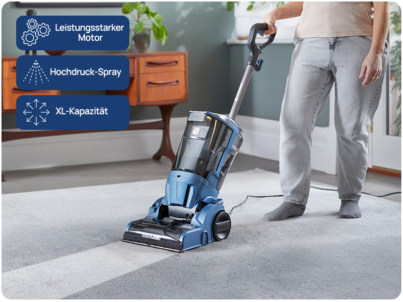Der Text lautet „Leistungsstark“, „Hochdruck-Spray“, „XL-Kapazität“. Bilderserie, die eine Teppichreinigungsmaschine in Aktion auf grauem Teppich zeigt und deren Leistungsfähigkeit und Reichweite demonstriert.