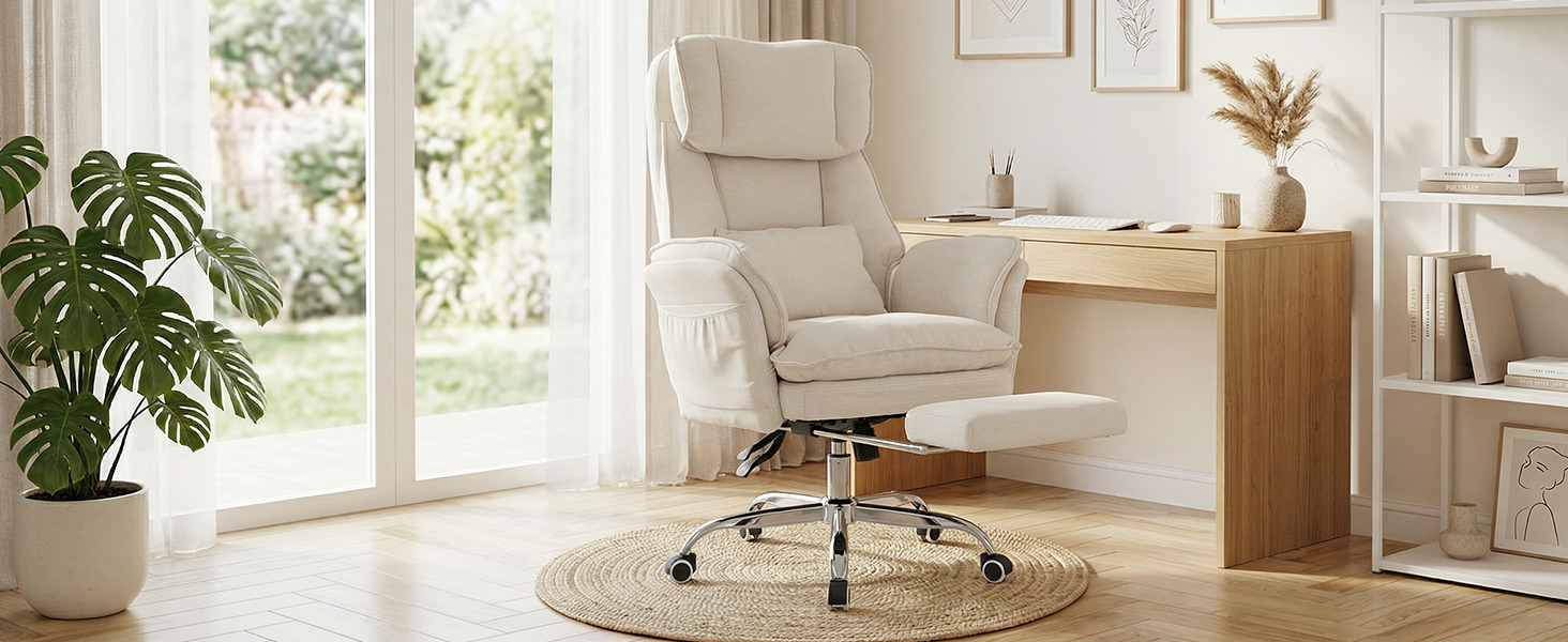 Interno luminoso e minimalista per l'home office con sedia imbottita beige, scrivania in legno, tappeto rotondo, pianta in vaso e ampie finestre che forniscono luce naturale.