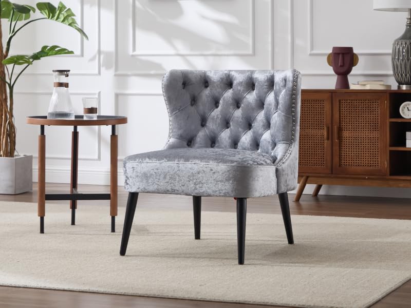 La silla decorativa gris capitoné se muestra desde varios ángulos, con tapicería con botones, respaldo curvo y patas de madera sobre fondo blanco.