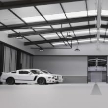 Weißer Sportwagen, der in einem modernen Industriegebäude mit hohen Decken, fluoreszierender Beleuchtung und freiliegenden Balken geparkt ist.