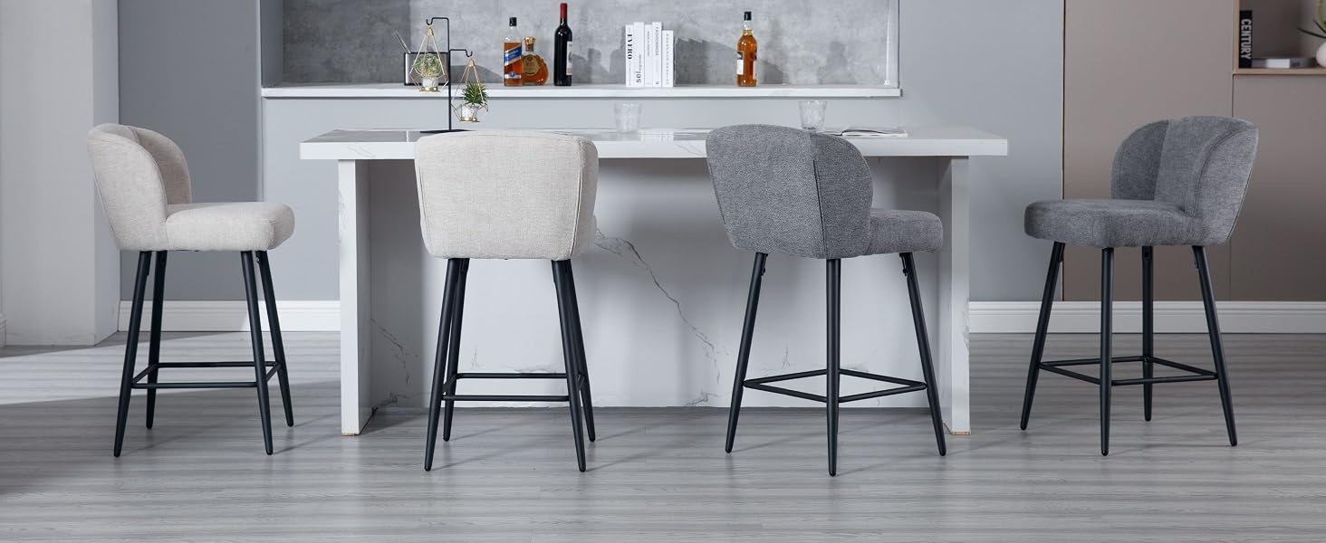 Modernes Bar-Setup mit einer Reihe von fünf grau gepolsterten Barhockern auf weißer Theke, passend zum minimalistischen Dekor