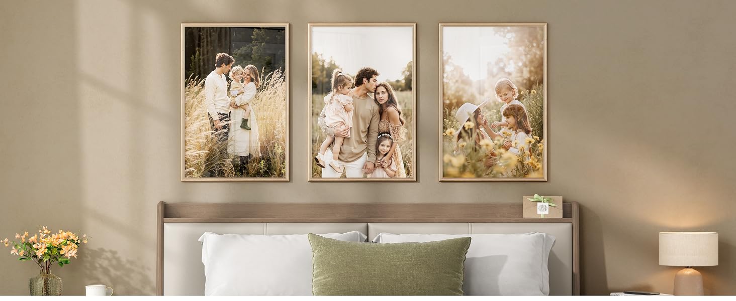 Serie de fotos enmarcadas dispuestas en una pared de color beige claro sobre lo que parece ser un aparador o una mesa con una lámpara de mesa. La decoración crea un ambiente interior cálido y hogareño.