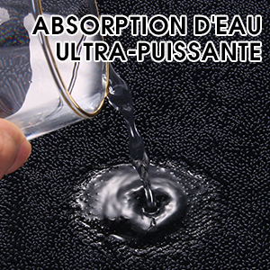 L'eau est versée sur une surface texturée noire, démontrant une absorption puissante. La surface semble absorber rapidement le liquide, ce qui témoigne de sa capacité d'absorption d'eau à haute performance