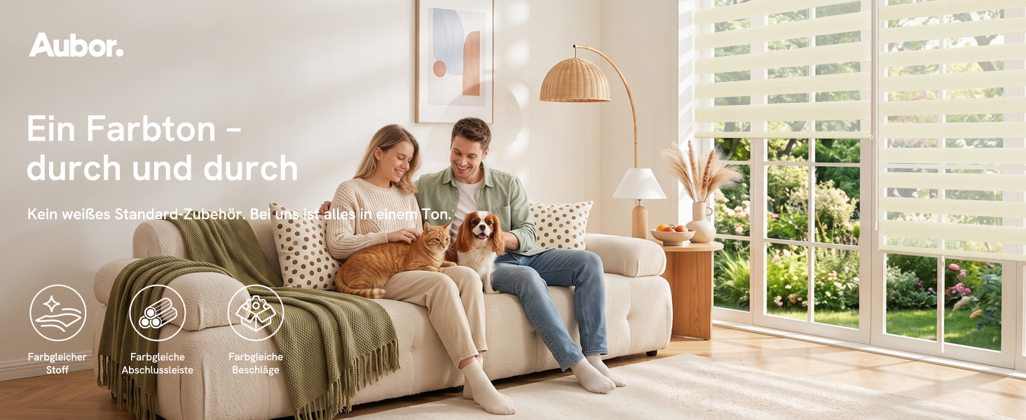Der Text lautet: 'Autor. „, „Ein Farbton — durch und durch“, „Ein neues Sofa“. Paar sitzt auf einem beigen Sofa im hellen Wohnzimmer mit Pendelleuchte, Topfpflanze und Fenstern mit Blick auf den Garten.