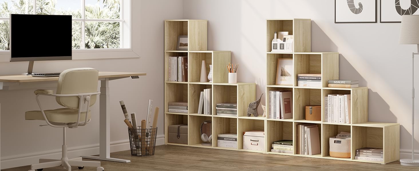 Sistema di scaffali modulari a cubo in legno con finitura in legno chiaro, disposti in una configurazione a gradini.