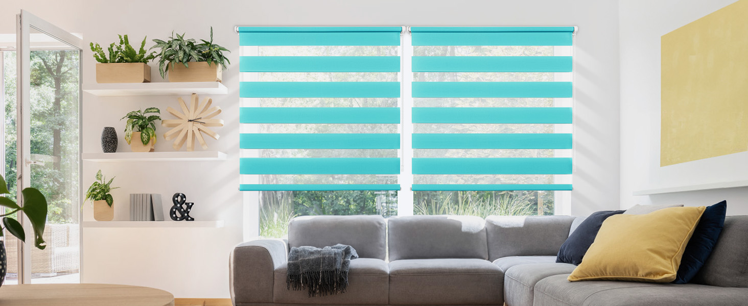 Intérieur du salon moderne avec stores horizontaux turquoises, avec des meubles et des murs de couleur claire.
