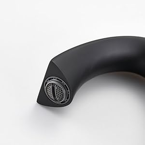 Angles multiples d'une élégante souris d'ordinateur noire sur fond blanc, présentant un design ergonomique et des surfaces incurvées.