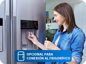 Interfaz de dispensador de agua para refrigerador con panel indicador de conexión azul que muestra texto en español para conectividad opcional.