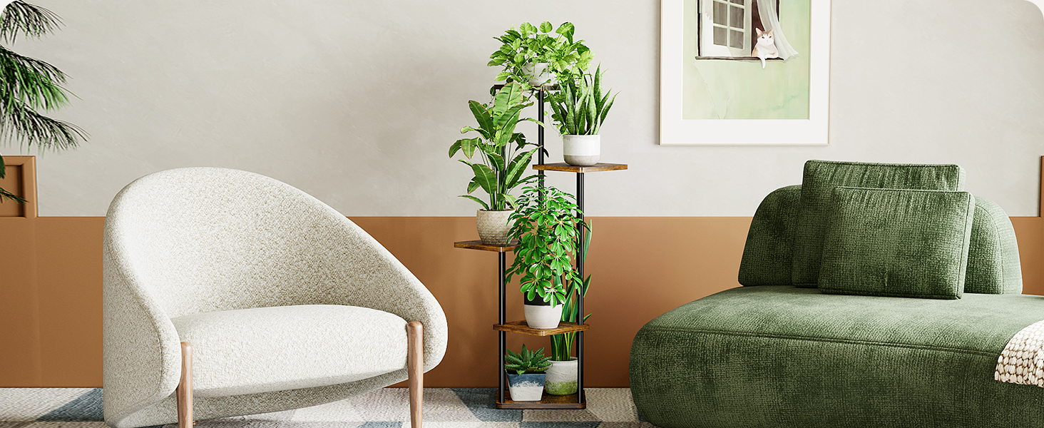 Scène de salon avec fauteuil incurvé blanc et canapé vert. Support à plantes avec des plantes en pot entre les sièges. Art mural et mur peint bicolore visibles.