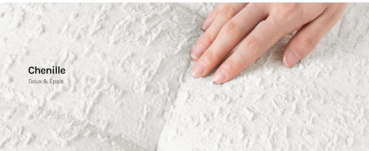 Le texte indique « Chlorille », « 3 novembre 2024 ». Gros plan de la main avec une manucure aux tons nude sur fond de tissu texturé blanc, mettant en valeur la couleur et la finition du vernis à ongles.