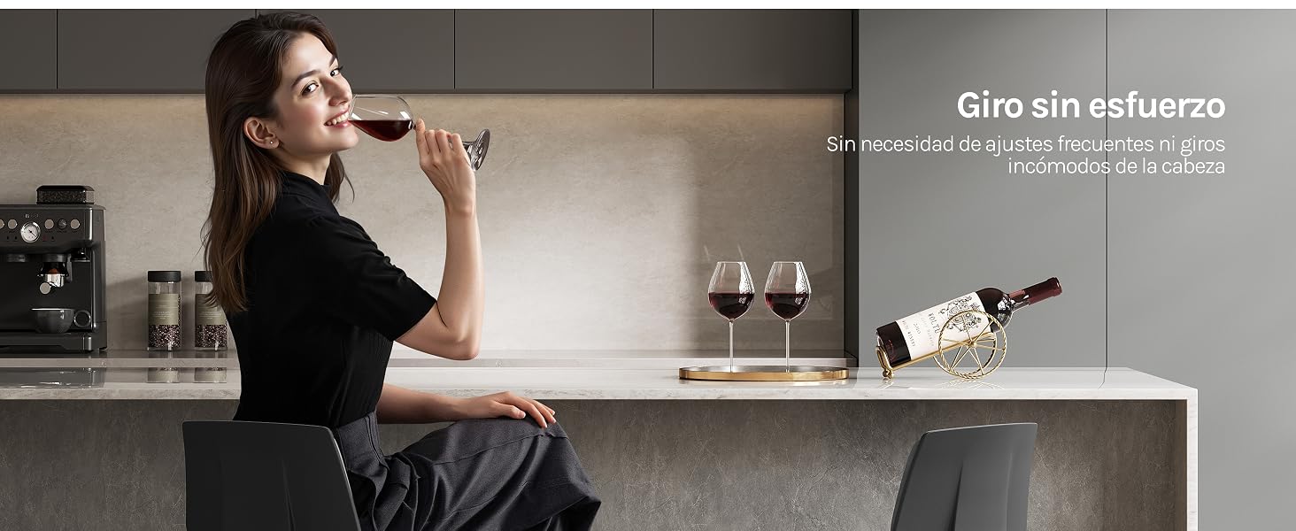 Interior de cocina moderno con paneles de vidrio y diseño minimalista. Muestra la encimera de la cocina y los gabinetes con elementos de vidrio integrados.
