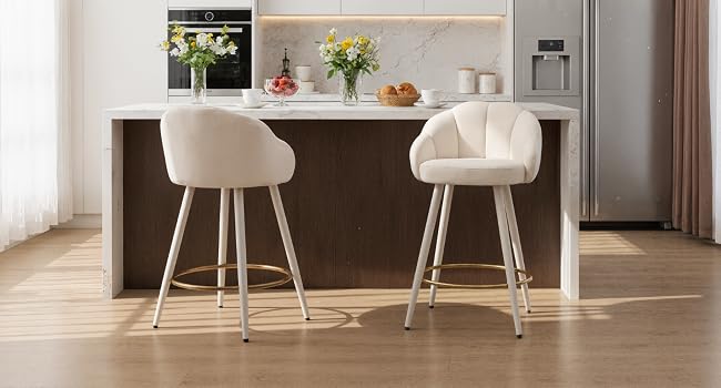 Moderner Essbereich mit weißen Stühlen und Tisch mit sauberem, minimalistischem Innendesign und Tageslicht.