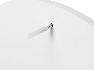 Un piccolo oggetto bianco cilindrico con una punta metallica, probabilmente un componente di un dispositivo elettronico, su uno sfondo bianco curvo