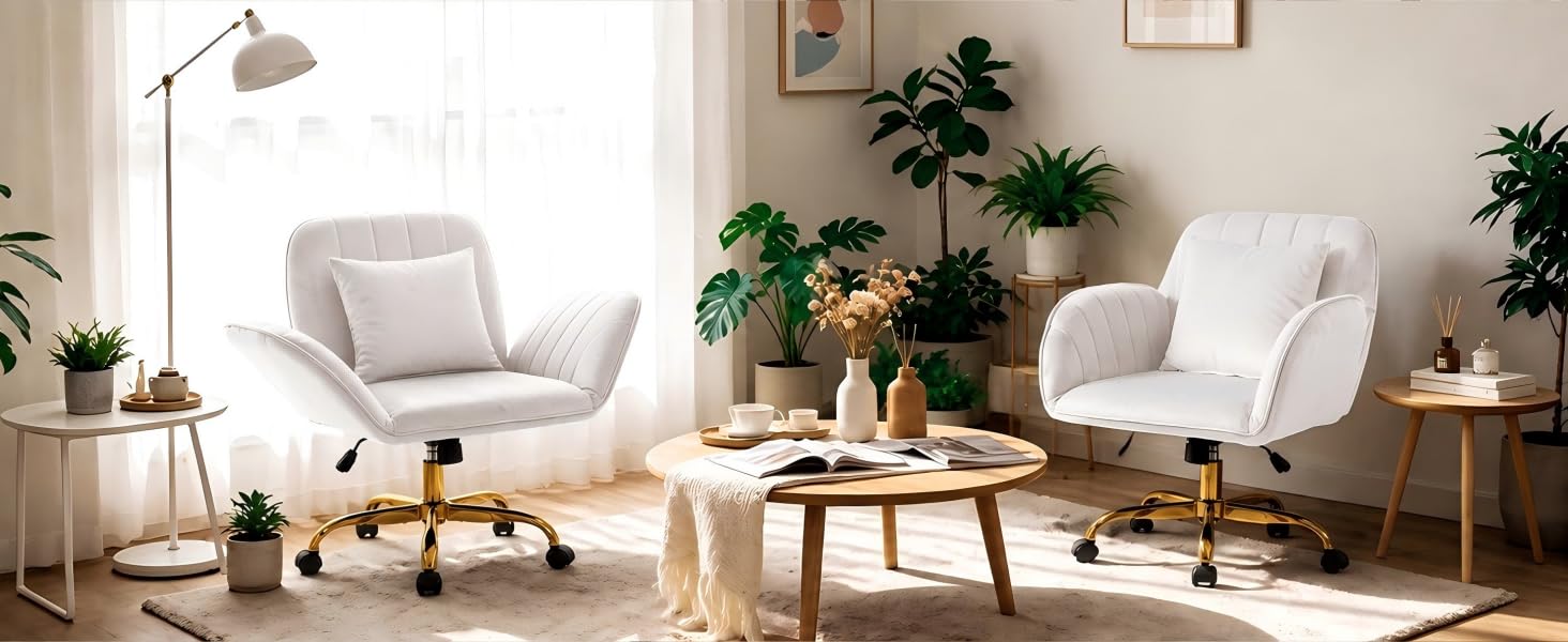 Moderna sala interna con due sedie imbottite bianche, tavolino in legno, lampada da terra, piante in vaso verdi e palette di colori neutri beige/crema.