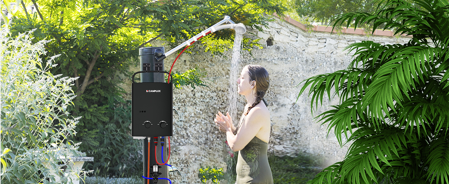 monté sur le mur extérieur avec raccords d'eau et système de ventilation visibles