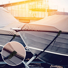 Gros plan d'une installation de panneaux solaires sur un toit, montrant les supports de montage et les connexions de câblage