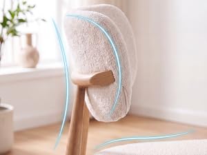 Pelucheuse à mailles portative avec manche en bois et garniture bleue. Tête en maille de forme ovale attachée à un manche en bois, exposée debout sur un plancher en bois à côté d'une plante en pot.