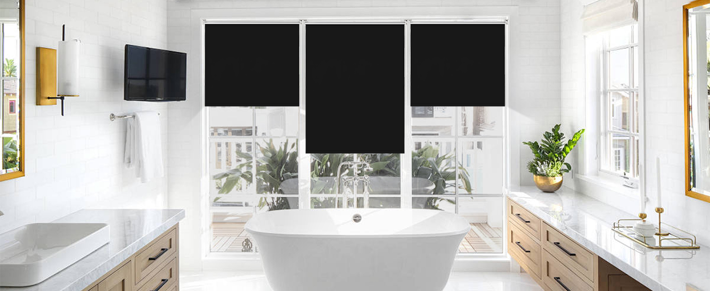Quatre stores enrouleurs noirs montés dans un espace cuisine blanc éclatant avec des fenêtres et un éclairage naturel.