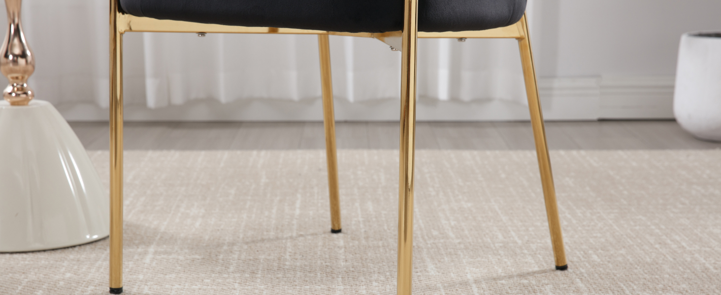 Primer plano de patas de mesa o silla con acabado dorado con un elegante diseño metálico, que se muestran contra alfombras o pisos claros