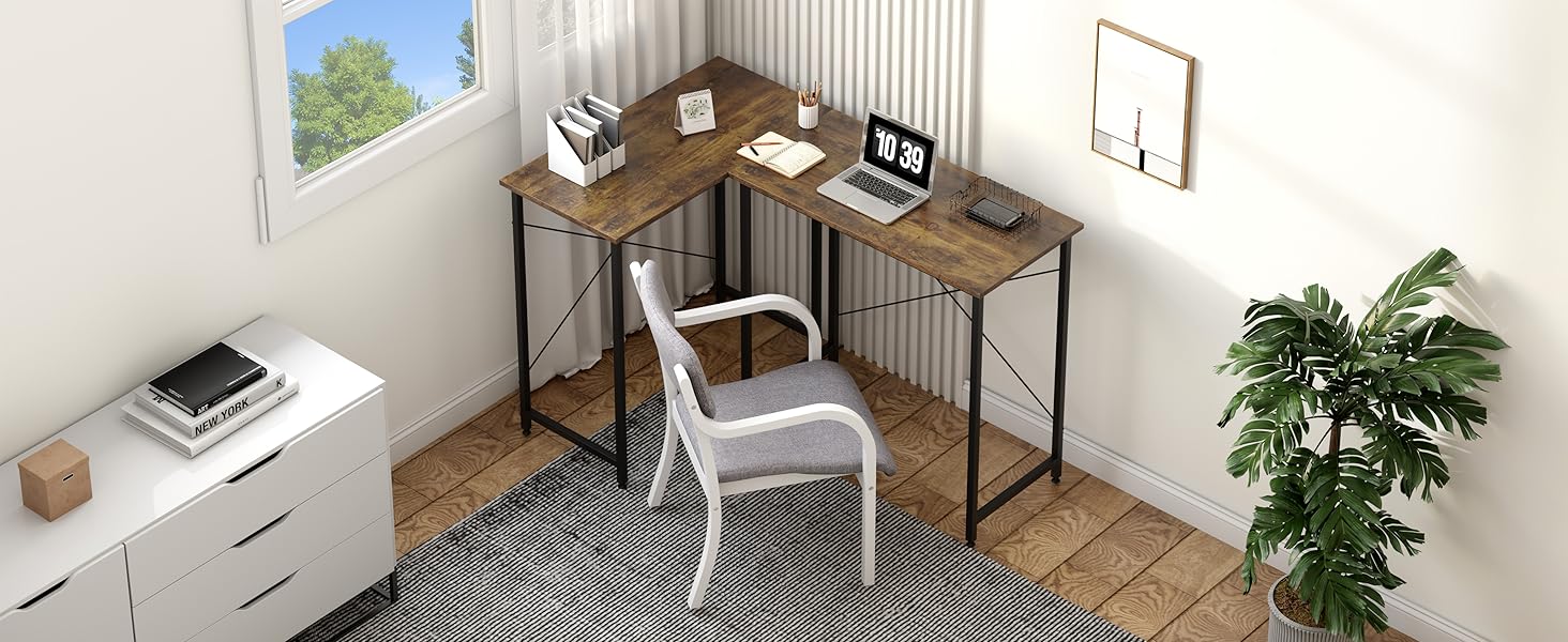 Scrivania angolare a L con piano in legno e struttura in metallo, sedia bianca, pianta e cassettiera. Ufficio a casa in una stanza luminosa con finestra