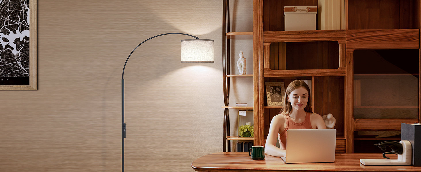 Einstellbare LED-Stehlampe mit Schwanenhals-Design, die einen hölzernen Schreibtisch mit eingebauten Regalen an einer beigen Wand beleuchtet