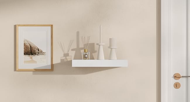 un banco blanco con un estante.