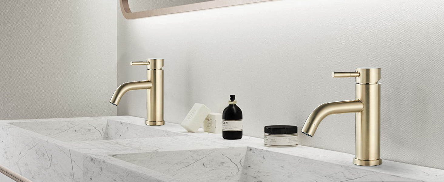 une salle de bain avec un comptoir en marbre et un lavabo