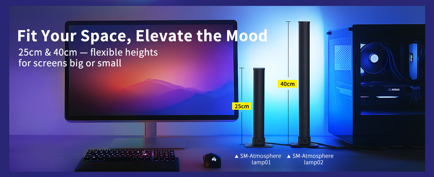 LED-Lichtleisten für die Einrichtung auf dem Schreibtisch mit flexiblen Höhen von 25 cm und 40 cm. Abgebildet bei der Beleuchtung eines Desktops mit Monitor, Tastatur und Maus in leuchtenden Blau- und