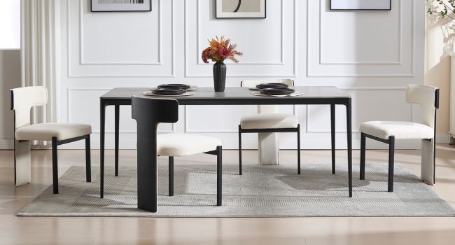 Set schwarzer rechteckiger Couchtische in einem modernen, minimalistischen Raum mit weißen Wänden und hellem Boden.