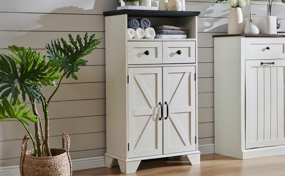 Série de meubles blancs de style fermier disposés contre un mur extérieur gris, avec des portes d'armoires à motif en X.