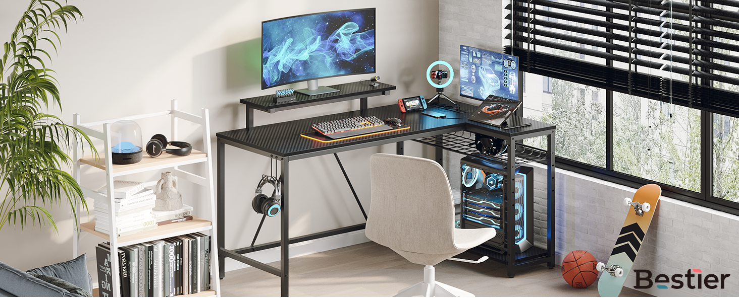Configuration de bureau gaming avec bureau en L en bois foncé, plusieurs moniteurs, accessoires de jeu et une chaise blanche. Comprend des étagères de rangement et une plante en pot.