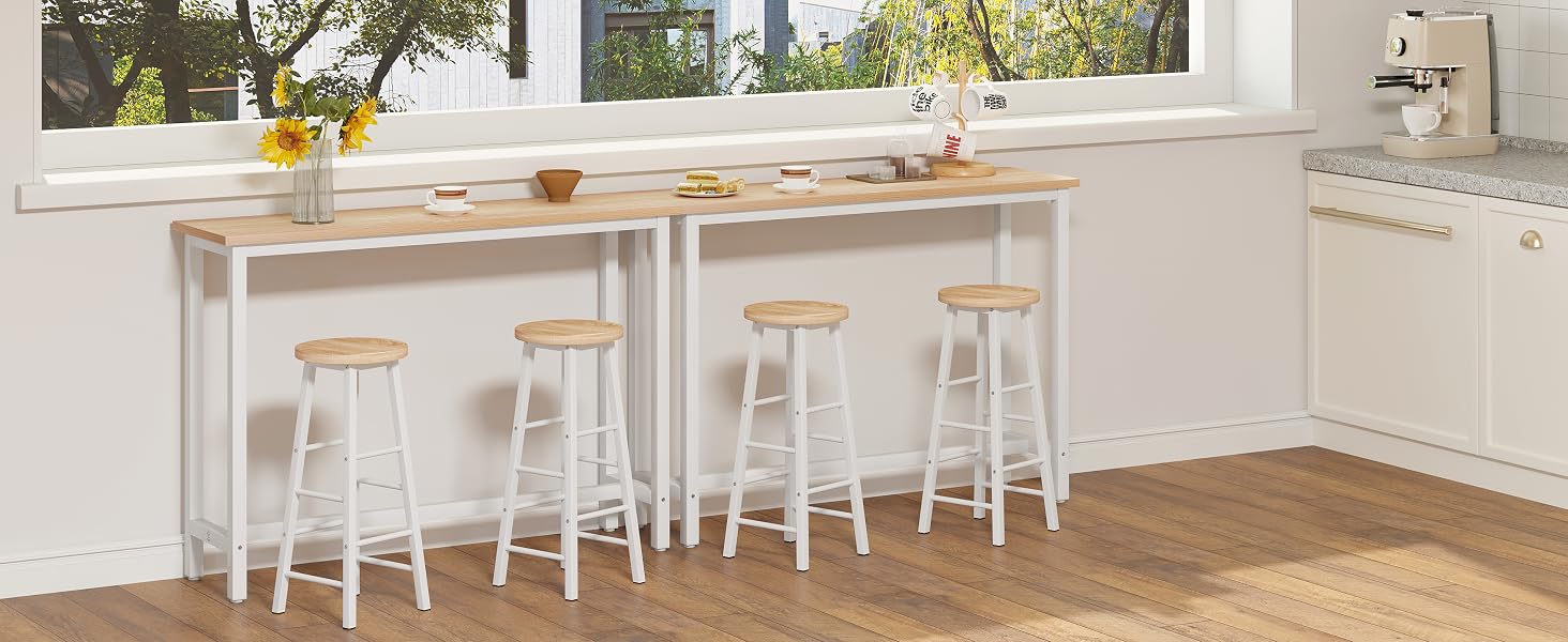 Espacio interior moderno con taburetes blancos dispuestos a lo largo de un mostrador, con líneas limpias y elementos de diseño minimalista.