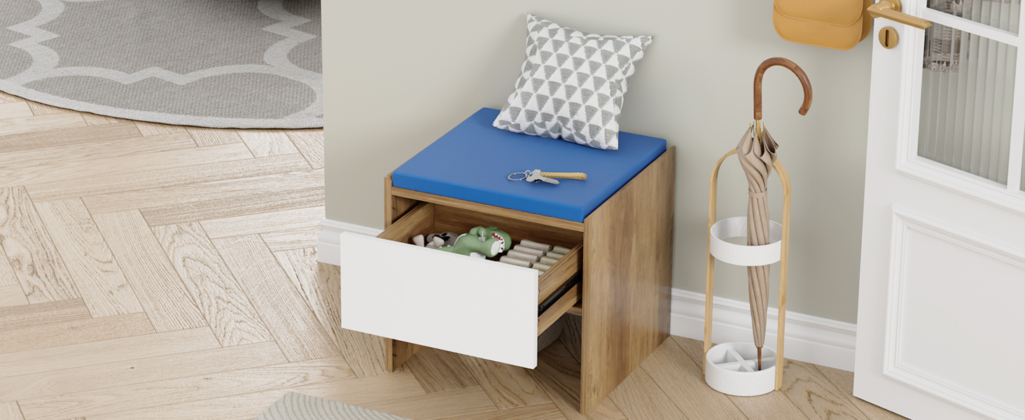 Comodino in legno con cassetto superiore blu e cassetto estraibile bianco, esposto in un interno minimalista della camera da letto con oggetti decorativi sulla superficie e contenitore a parete.