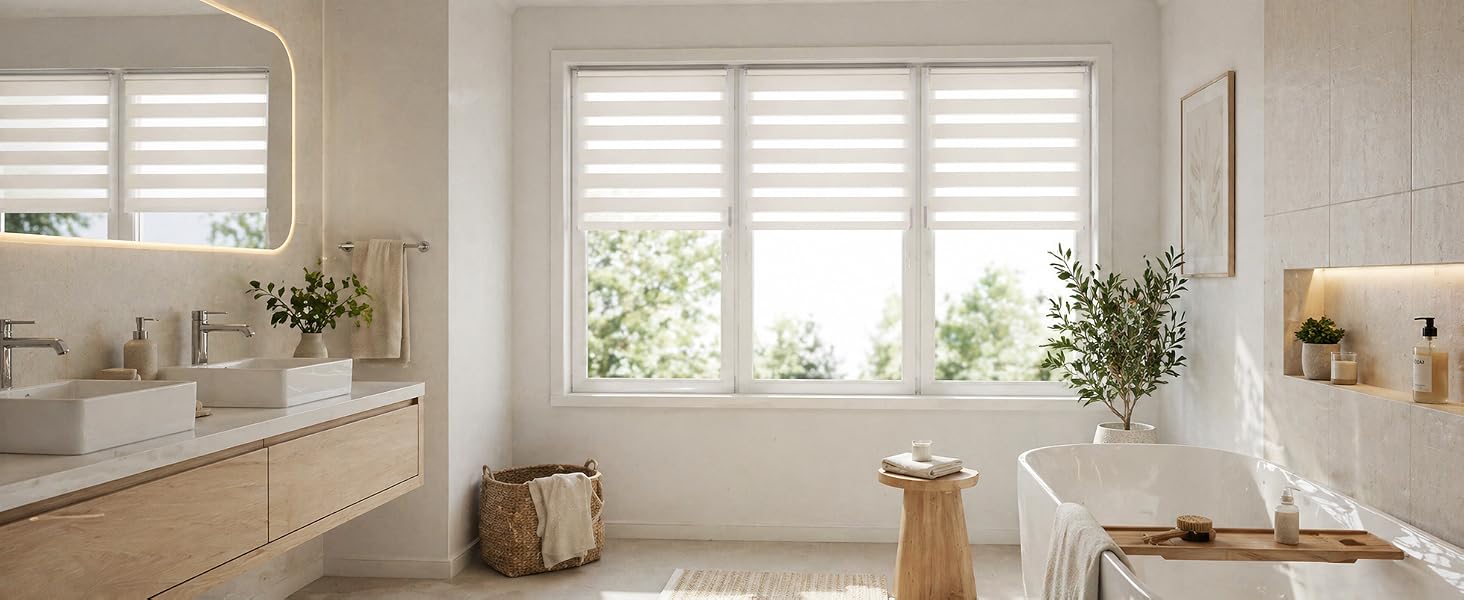 Camera interna luminosa con finestre bianche con persiane, arredi minimalisti, piante in vaso e decorazioni neutre.