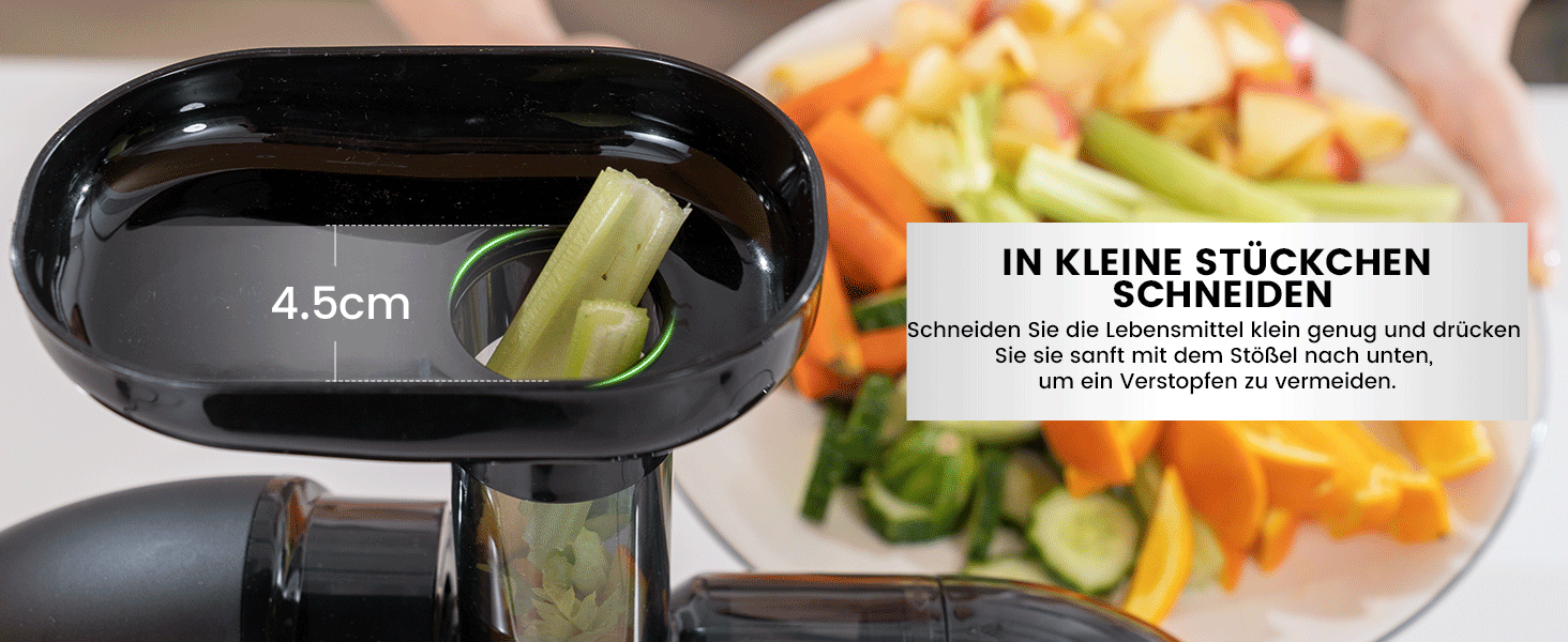Essenszerkleinerer mit 4,5 cm langer Klinge, abgebildet beim Schneiden von Gemüse. Die Salatschüssel im Hintergrund zeigt die Fähigkeit des Hackers, Zutaten in kleine Stücke zu schneiden