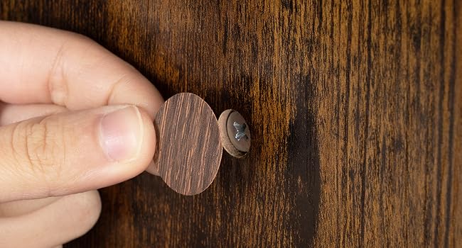Primeros planos de manos manipulando o instalando pequeños componentes en una superficie de madera, que muestran un trabajo manual detallado.