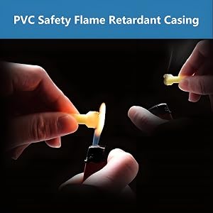 Mains montrant un boîtier ignifuge de sécurité en PVC, tenant de petits objets jaunes près d'une flamme