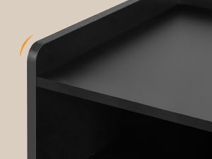 Dettaglio ravvicinato del bordo angolare del dispositivo nero con striscia arancione, che mostra un elegante design curvo e una superficie con finitura opaca.