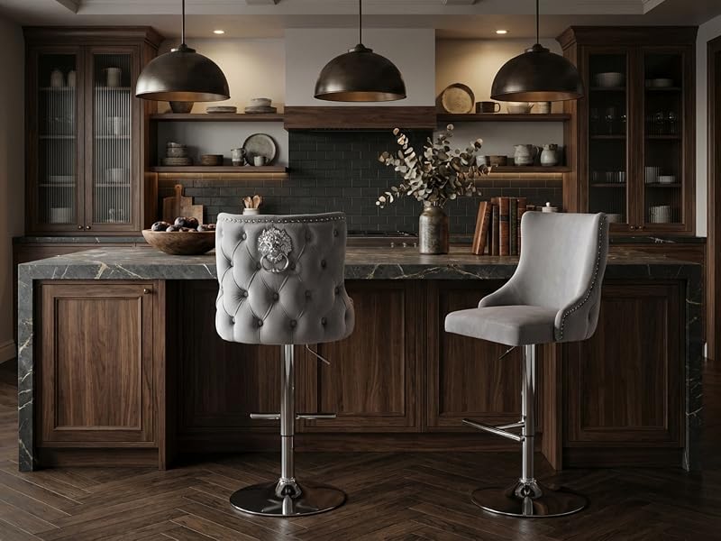 Intérieur de cuisine moderne avec armoires en bois foncé, étagères flottantes et deux tabourets de bar rembourrés gris avec dossier capitonné au comptoir.