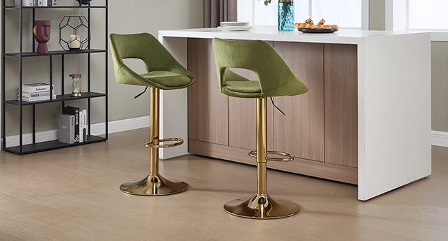 Spazio interno moderno con sgabelli da bar a base dorata disposti lungo il bancone bianco, che mostrano un design minimalista da ristorante o cucina.