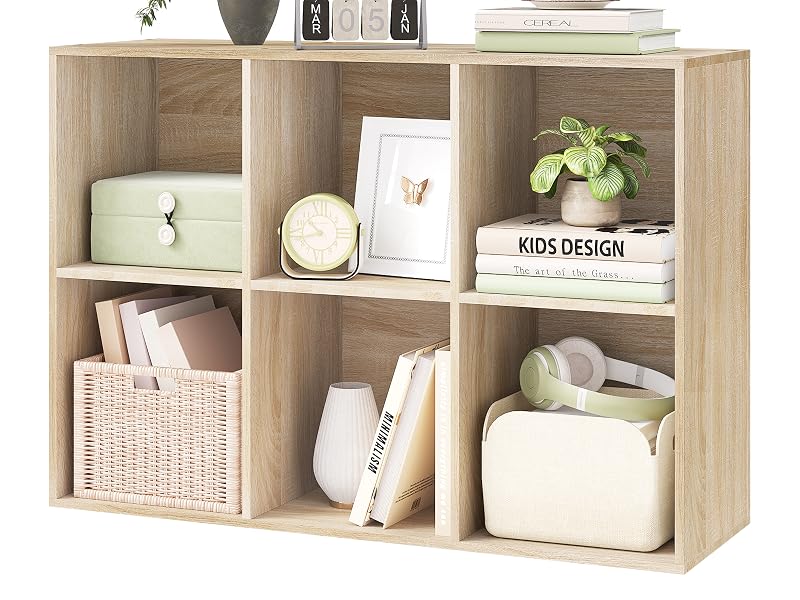 con varios compartimentos cúbicos, diseñada con plantas, cestas y libros en un acabado natural.