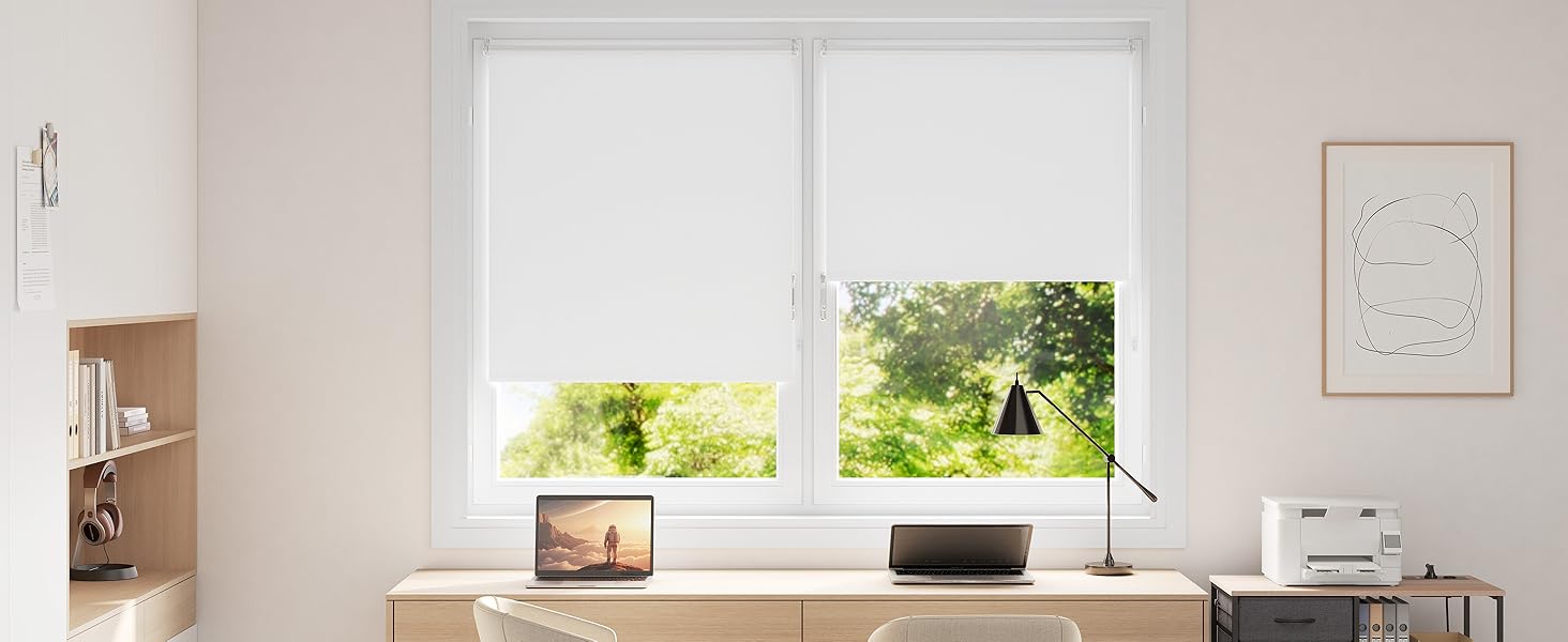 Interior luminoso y minimalista de sala de estar con paredes blancas, con el soporte de TV de la imagen 1 debajo de un televisor montado, con luz natural desde las ventanas.