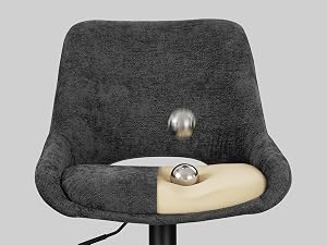 Dunkelgrauer Polsterstuhl mit Sitzpolster aus Holz mit kugelförmigem dekorativem Metallobjekt auf dem Sitz vor neutralem grauem Hintergrund.
