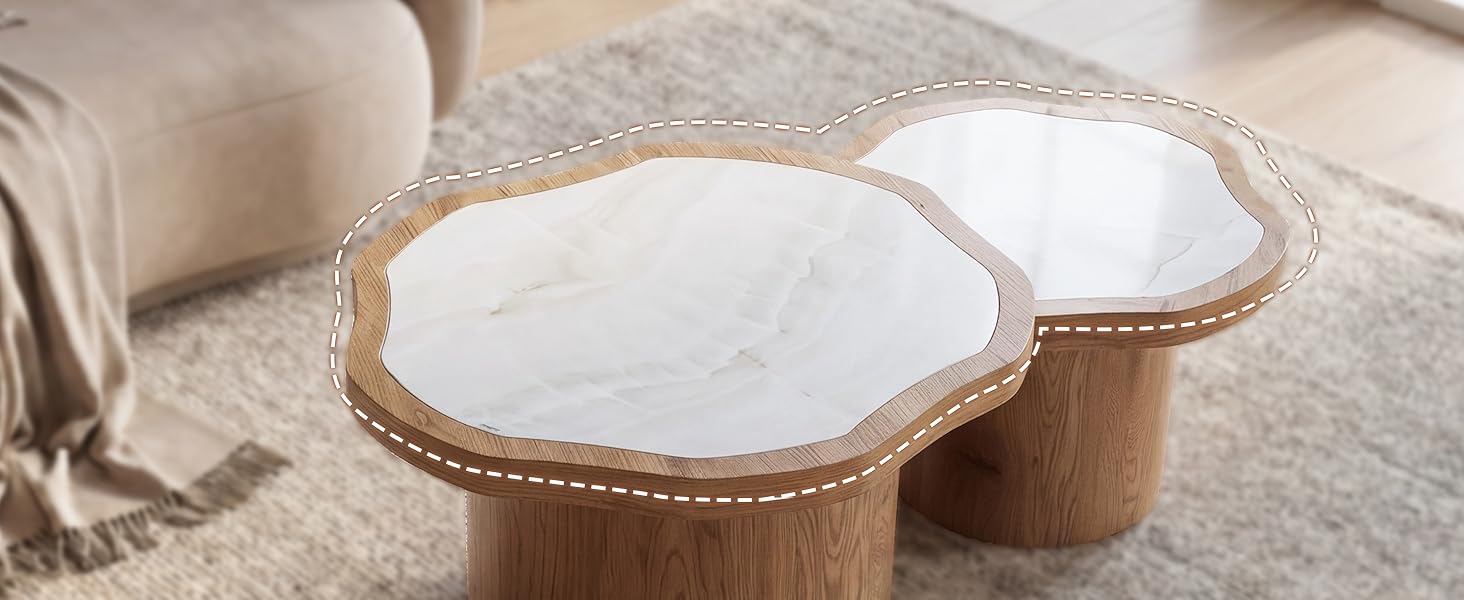 Deux poufs ou poufs ronds tissés avec une texture tissée beige et beige naturelle et une bordure en forme de corde, disposés sur un tapis neutre avec des coussins et des textiles en arrière-plan.