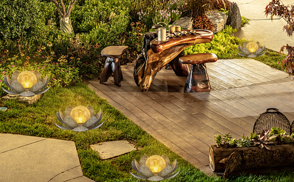 un jardin avec un banc en bois et un banc en bois
