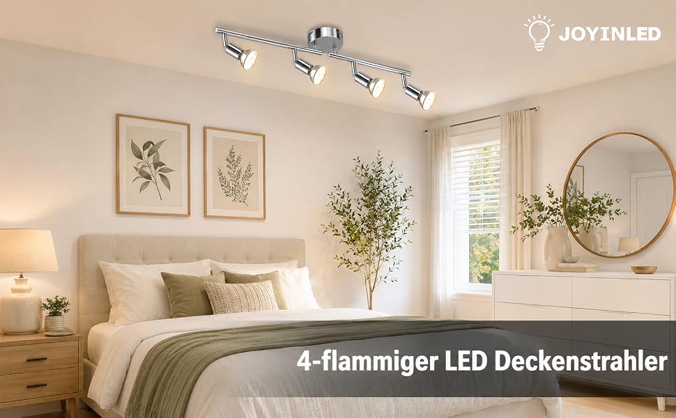 Der Text lautet „JOYNLED“ und „4-flammiger LED Deckenstrahler“. Vierflammige LED-Deckenleuchte in einem minimalistischen Schlafzimmer mit sichtbarer beiger Bettwäsche, Kunstwerken und grünen Pflanzen.